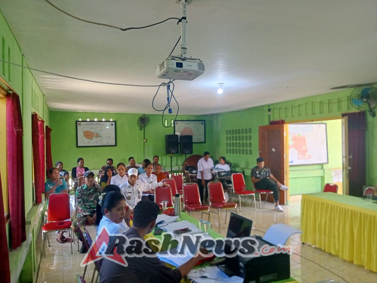 Komitmen TNI dalam Pembangunan Desa: Babinsa Hadiri Musyawarah Desa Geliting