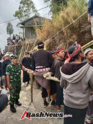 Babinsa Sukawana Bersama Aparat Desa Pastikan Keamanan Upacara Ngaben Massal