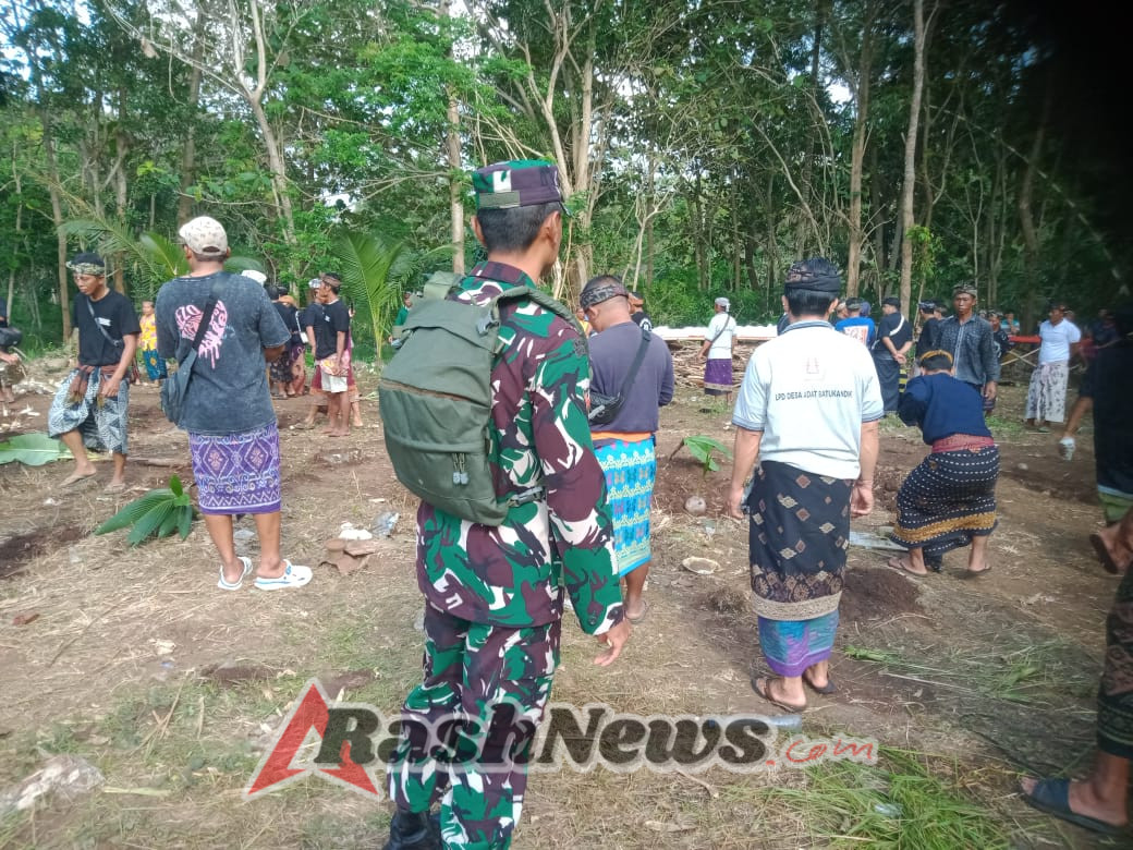 Dukung Upacara Keagamaan Tingkatkan Kemanunggalan, Babinsa Batukandik Monitoring Upacara Ngebet Tulang