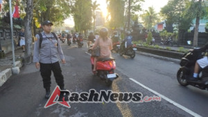 Personil Satresnarkoba Polres Karangasem Atur Lalu Lintas di Depan SMPN 2 Amlapura