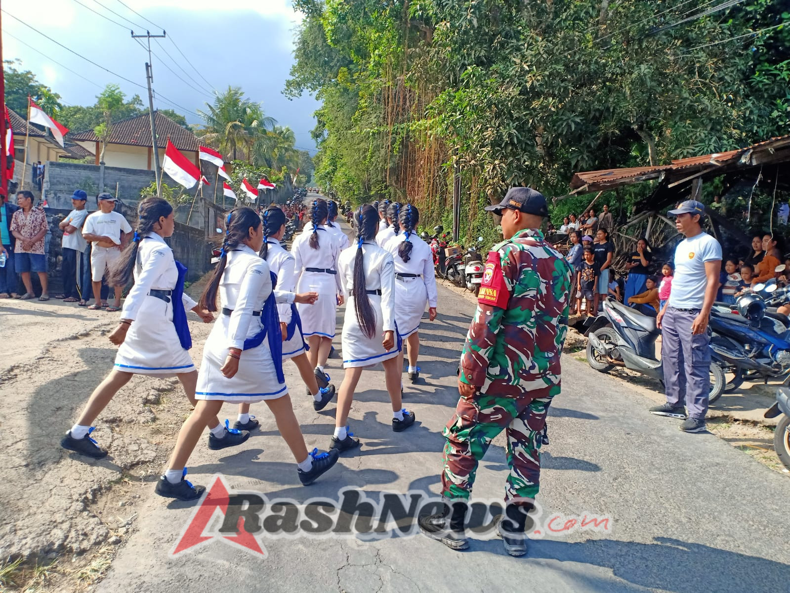 Babinsa Desa Seraya laksanakan pengamanan lomba gerak jalan, peringatan HUT kemerdekaan RI ke-80.