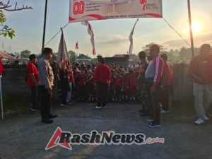 Bhabinkamtibmas Desa Tangguntiti amankan pelaksanaan gerak jalan santai menyambut HUT RI ke-80, Senin, 11 Agustus 2025
