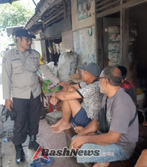 Dalam Kegiatan Sambang, Bhabinkamtibmas Desa Pesedahan Ajak Warga Masyarakat Untuk Terus Menjaga Situasi Kamtibmas Yang Sudah Kondusif.