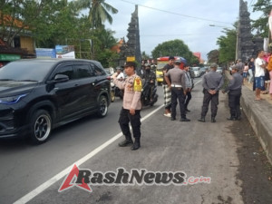 Personil Polsek Manggis Dan Para Bhabinkamtibmas, Atensi Kelancaran Dan Keamanan Arus lalu lintas Dalam Kegiatan Parade Bleganjur.