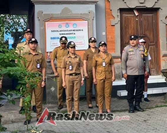 Peduli Generasi Penerus, Bhabinkamtibmas Singakerta Jadi Pembina Upacara Bendera