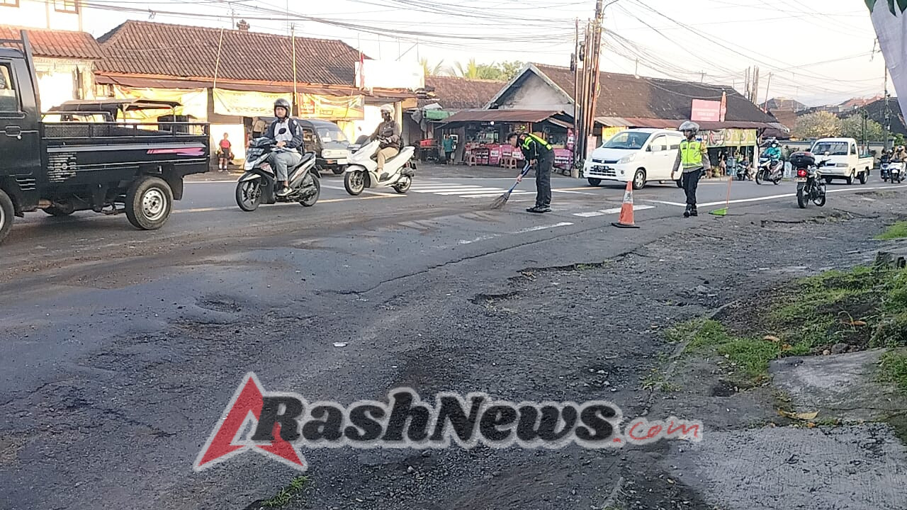 Personil Polsek Seltim bersinergi dengan Masyarakat tutupi ceceran minyak di jalur utama