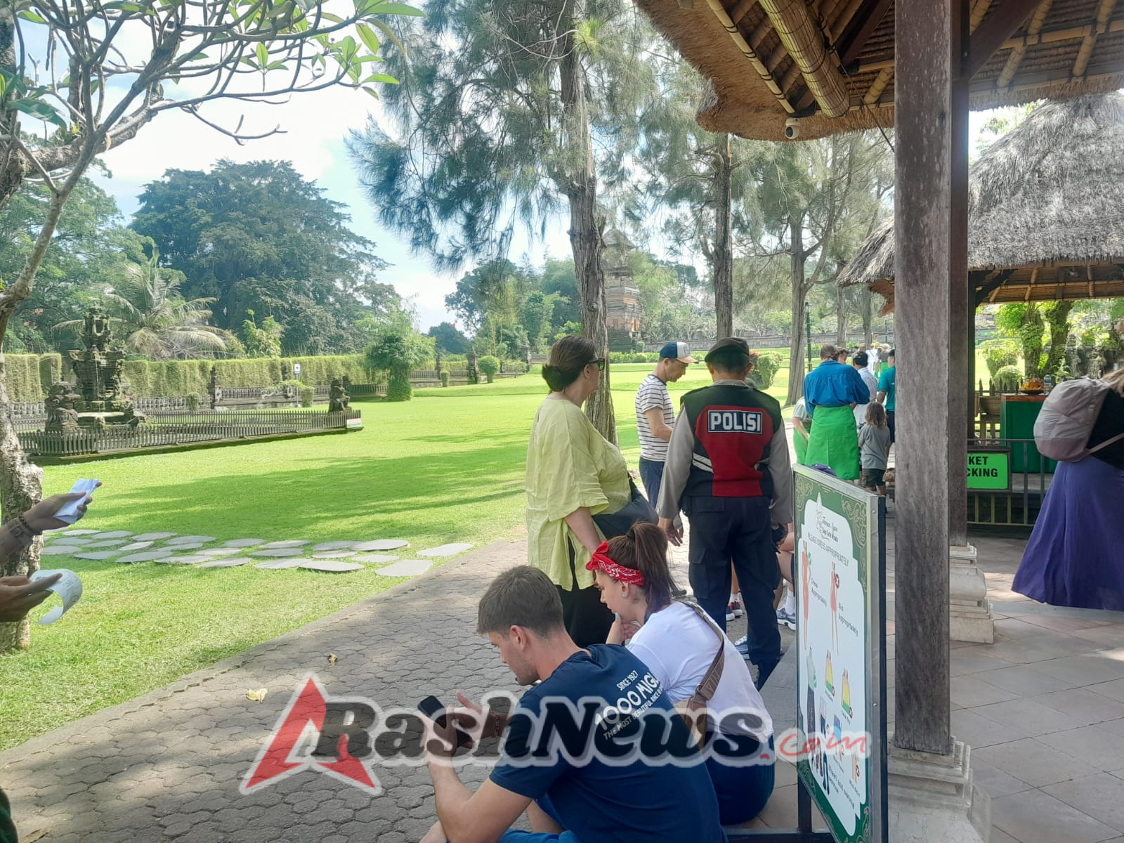 Sampaikan Imbauan Kamtibmas Unit Samapta Polsek Mengwi Patroli Dialogis di Kawasan Obyek Wisata