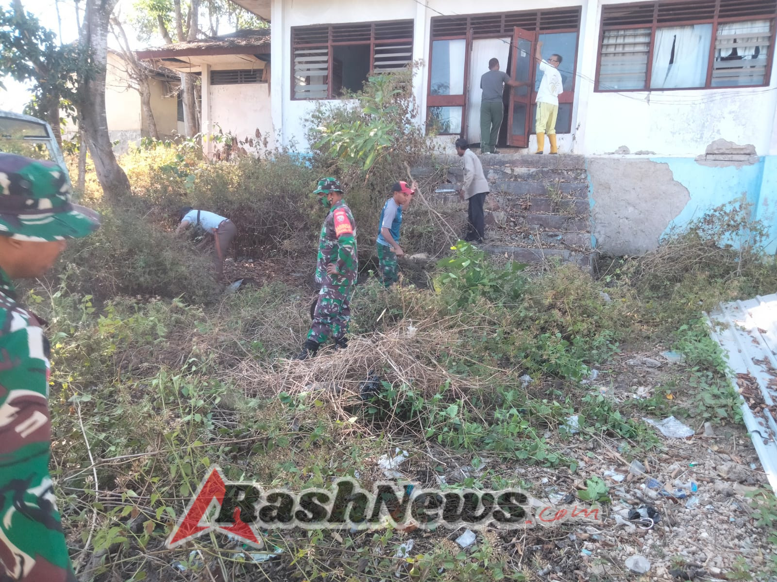 Menyambut HUT RI Ke-80 Anggota Koramil Ba’a  Karya Bakti Bersama Warga Bersihkan Semak Belukar dan Sampah.