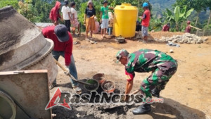 Pastikan Keamanan dan Keselamatan, Babinsa Kodim 1602/Ende Dampingi Warga dalam Pembangunan TPT
