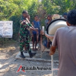 Serda Melki Fanggidae Babinsa Koramil 02/Pantai Baru Bantu Warga Bangun Jalan Rabat