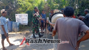 Serda Melki Fanggidae Babinsa Koramil 02/Pantai Baru Bantu Warga Bangun Jalan Rabat
