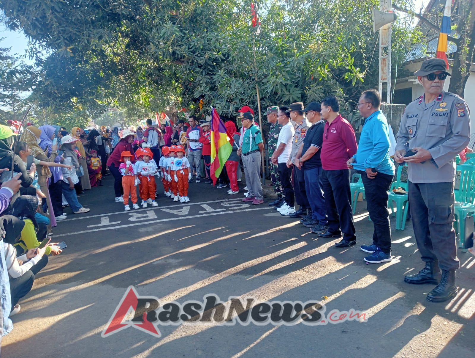 Sinergi TNI-Polri Sukseskan Gerak Jalan Tingkat TK dan SD di Jereweh