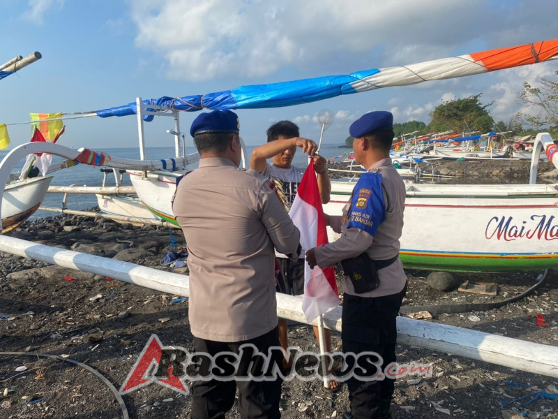 Jelang HUT RI ke-80, Satuan Polairud Polres Karangasem,  Pemberian Bendera Merah Putih Terhadap Nelayan Dan Pelaksanaan  Klinik Terapung