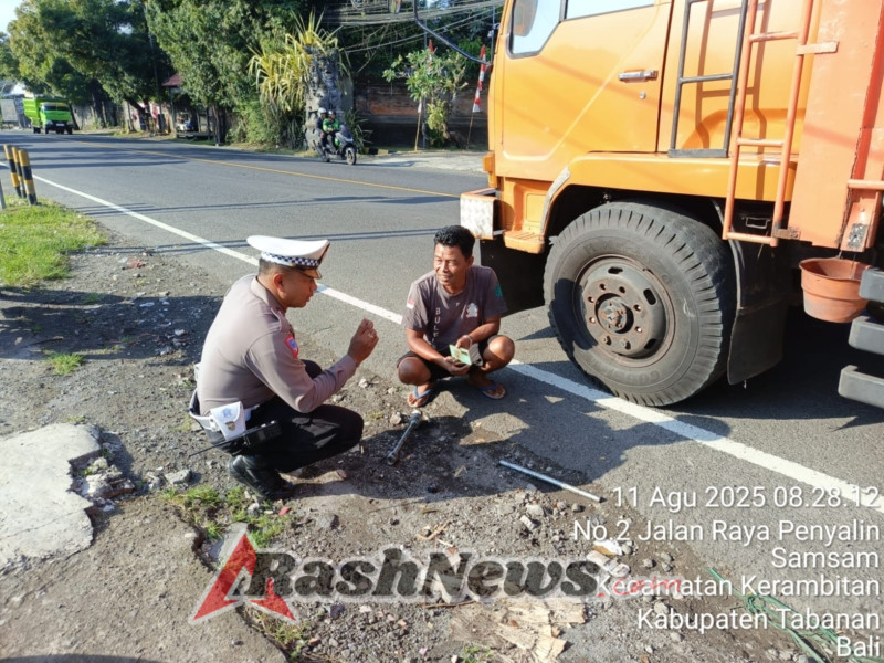 Tuck Mogok Anggota Polsek Kerambitan segera Turun ke TKP Antisipasi terjadi Kemacetan.