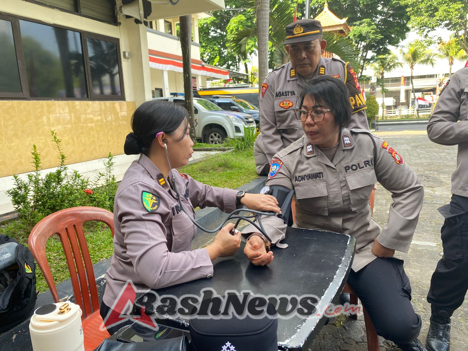 Kasi Dokkes Polres Tabanan Layani Pemeriksaan Kesehatan Polwan, Dukung Kesiapan Jelang HUT ke-77
