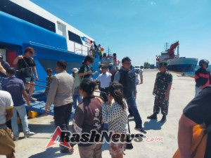 Pemantauan Rutin Babinsa di Pelabuhan Ba’a Pastikan Kegiatan Aman