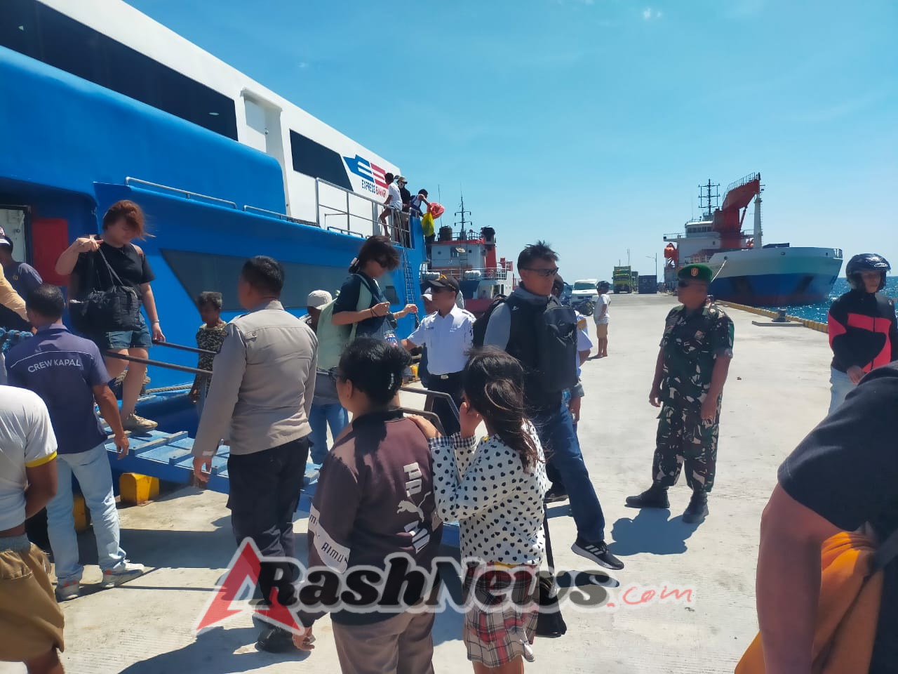 Pemantauan Rutin Babinsa di Pelabuhan Ba’a Pastikan Kegiatan Aman