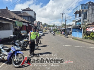 Personil Polsek Pupuan Laksanakan Giat Strong Point Rutin, Upaya Menjaga Kelancaran Arus Lalin