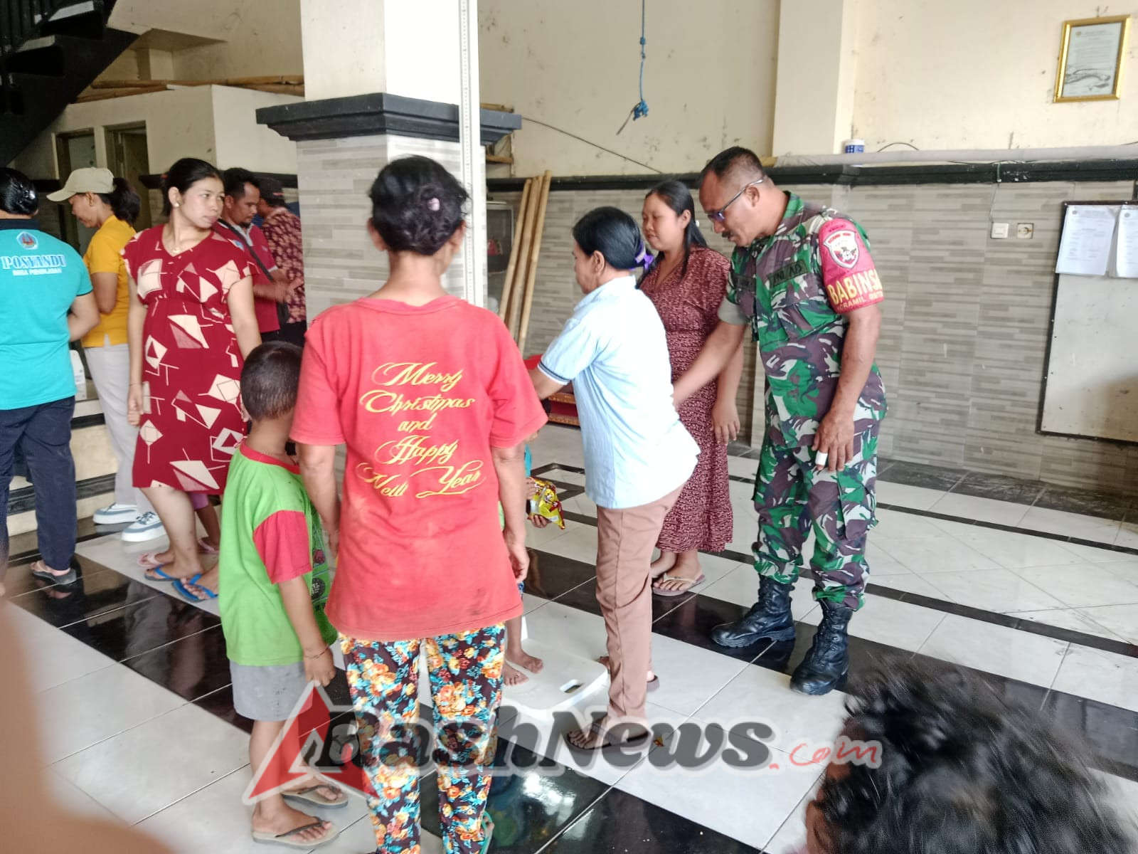 Babinsa Peninjoan Bersama Petugas Kesehatan Gelar Posyandu Balita