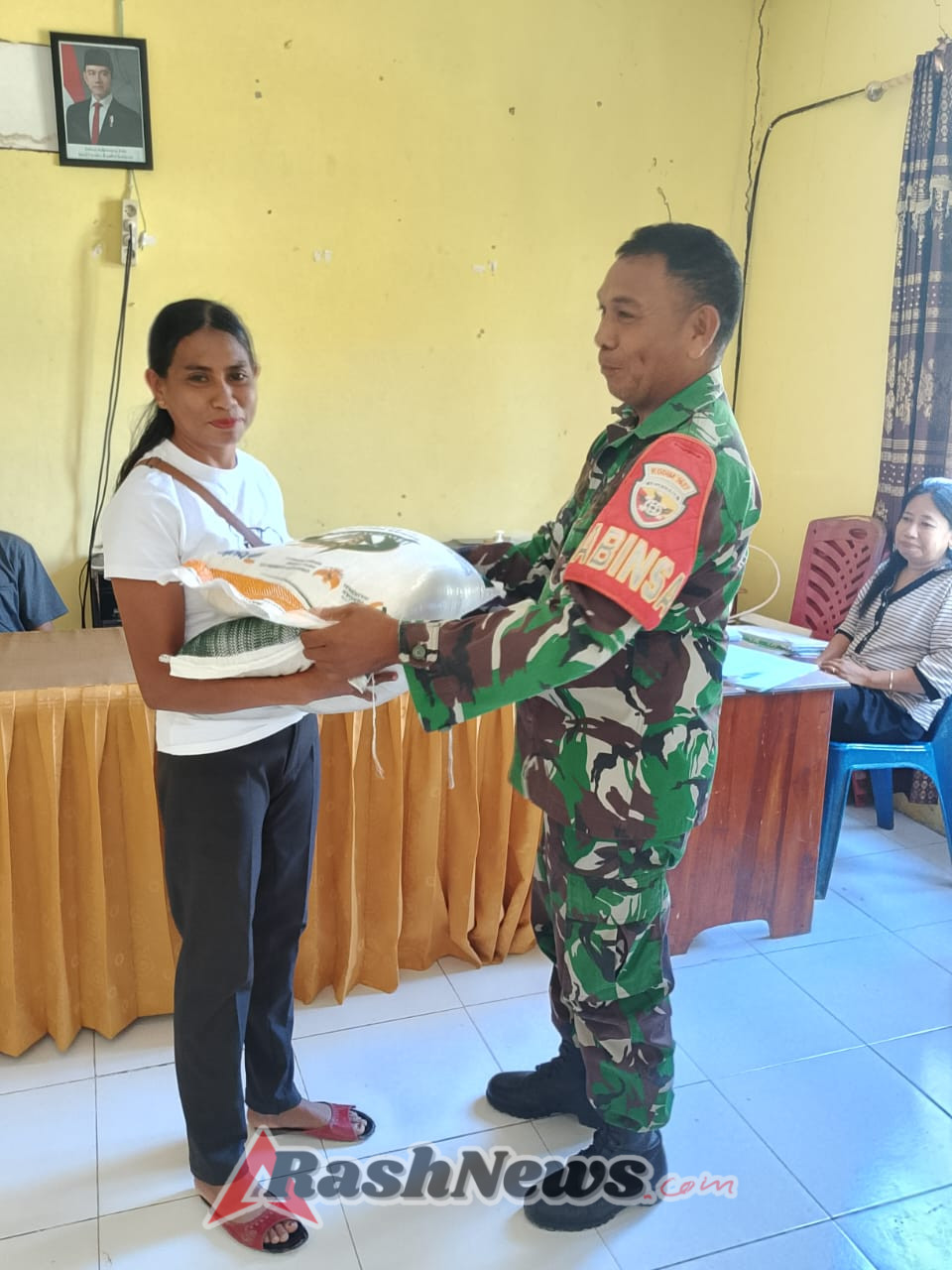 Babinsa Faifua Ajak Warga Kibarkan Merah Putih di Bulan Kemerdekaan