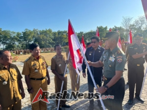 Penyerahan Simbolis Bendera Merah Putih Apel Kekuatan dan Penyerahan Bendera Merah Putih Warnai Peringatan Kemerdekaan di Sumba Timur