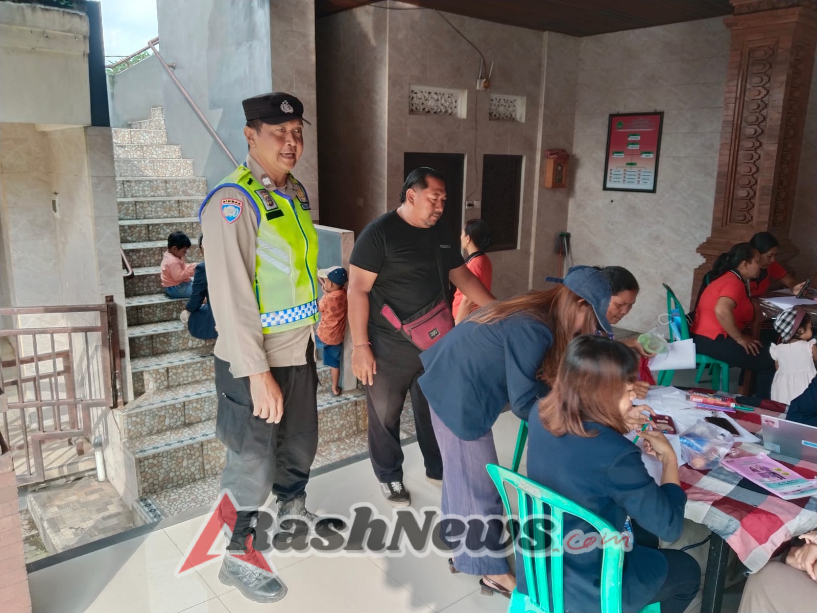 Ciptakan Kesehatan Balita Dan Cegah Stanting Bhabinkamtibmas Desa Peken Belayu Pantau Kegiatan Posyandu