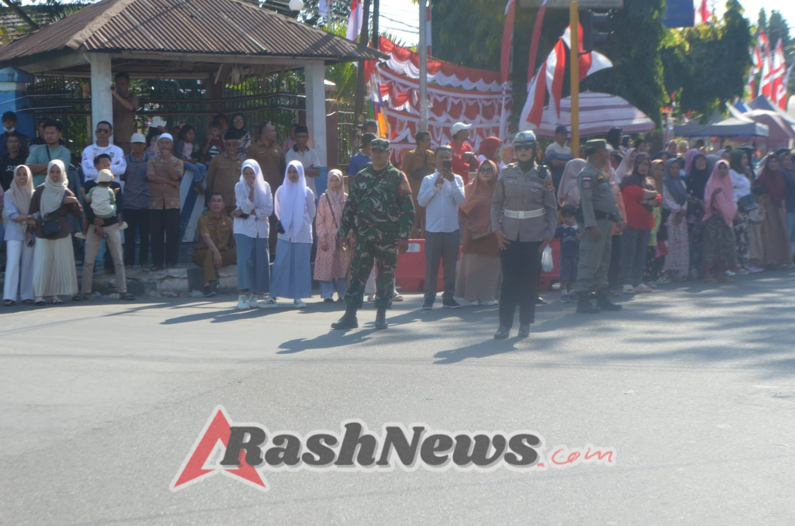 Personel Kodim 1614/Dompu Kawal Ketat Lomba Gerak Jalan Ketepatan Waktu