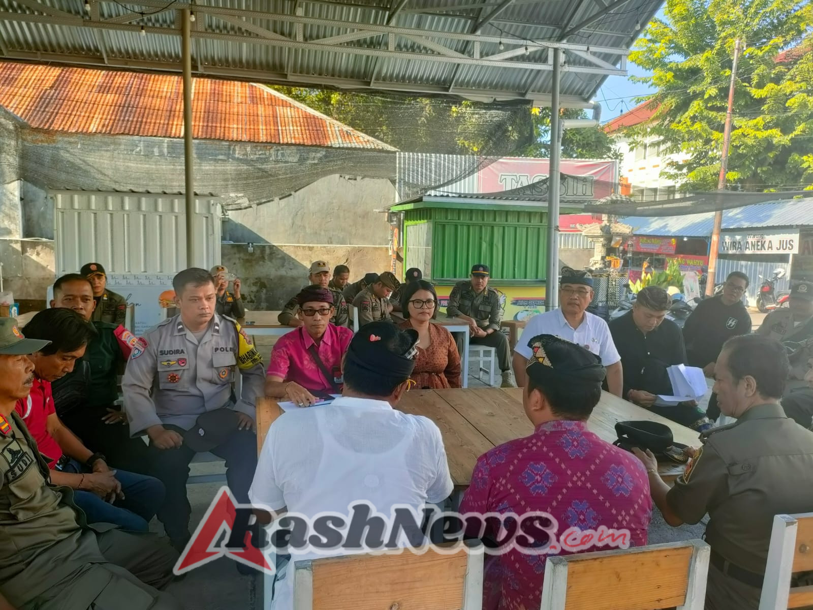 Babinsa & Bhabinkamtibmas Dampingi Penertiban PKL di Kaliuntu, Ciptakan Ketertiban dan Kebersamaan