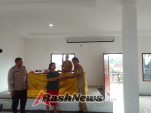 Peduli Kesejahteraan Warga Binaan, Pencairan BLT DD Di Desa Kamasan Dikawal Babinsa