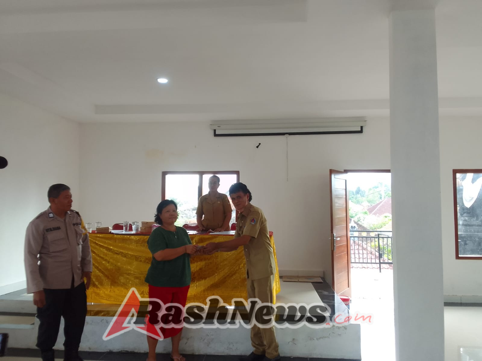 Peduli Kesejahteraan Warga Binaan, Pencairan BLT DD Di Desa Kamasan Dikawal Babinsa