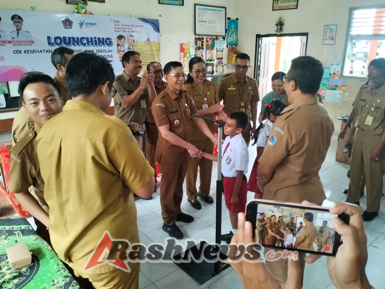 Pastikan Keamanan dan Kelancaran Kunjungan Bupati Klungkung, Babinsa Dan Bhabinkamtibmas Bakas Gelar Pengawalan