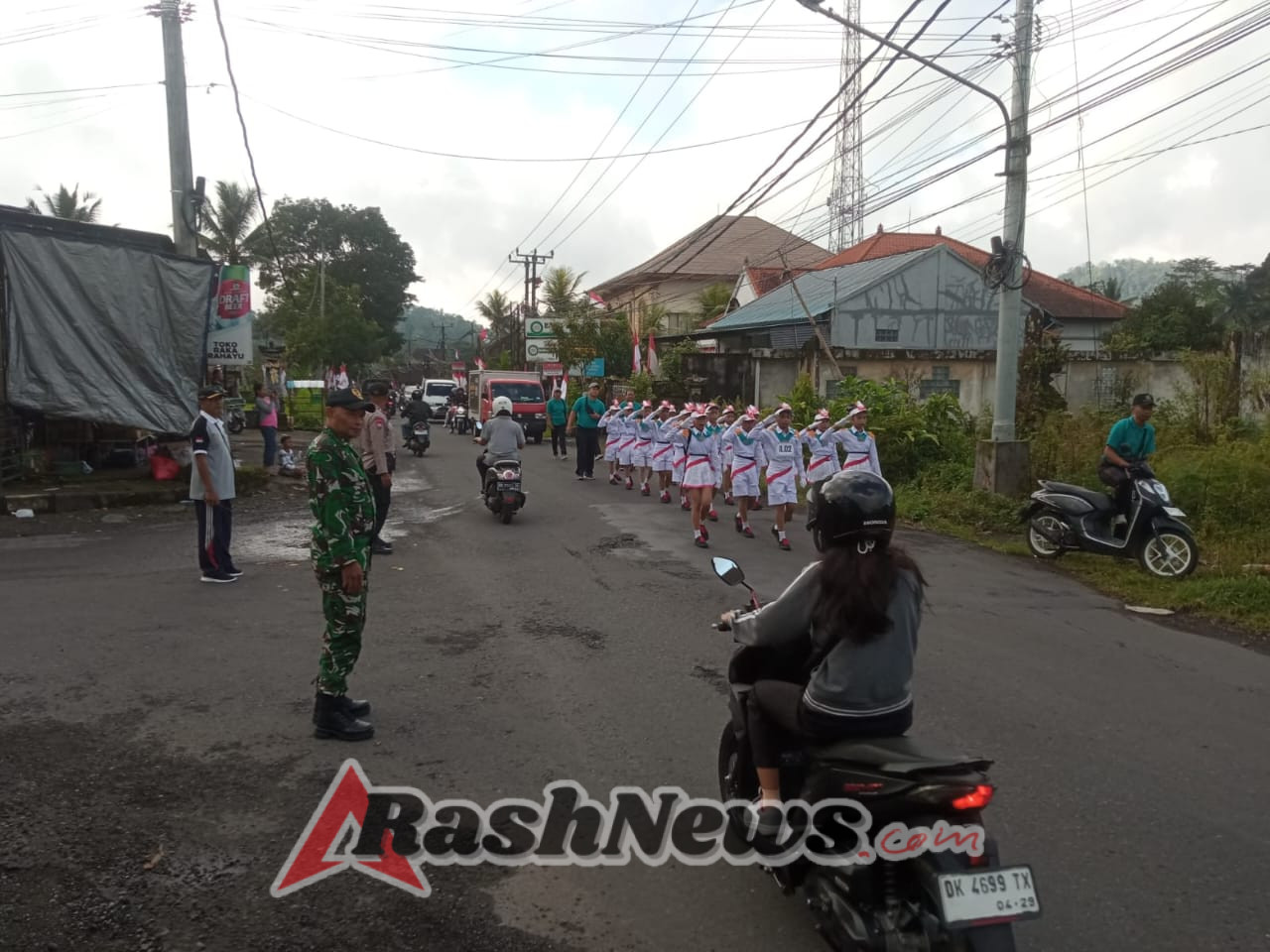 Sambut HUT kemerdekaan RI ke-80, Personel Koramil 1623-06/Selat lepas peserta lomba gerak jalan