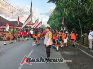 Bhabinkamtibmas Desa Beraban amankan pelaksanaan gerak jalan santai menyambut HUT RI ke-80, Selasa, 12 Agustus 2025