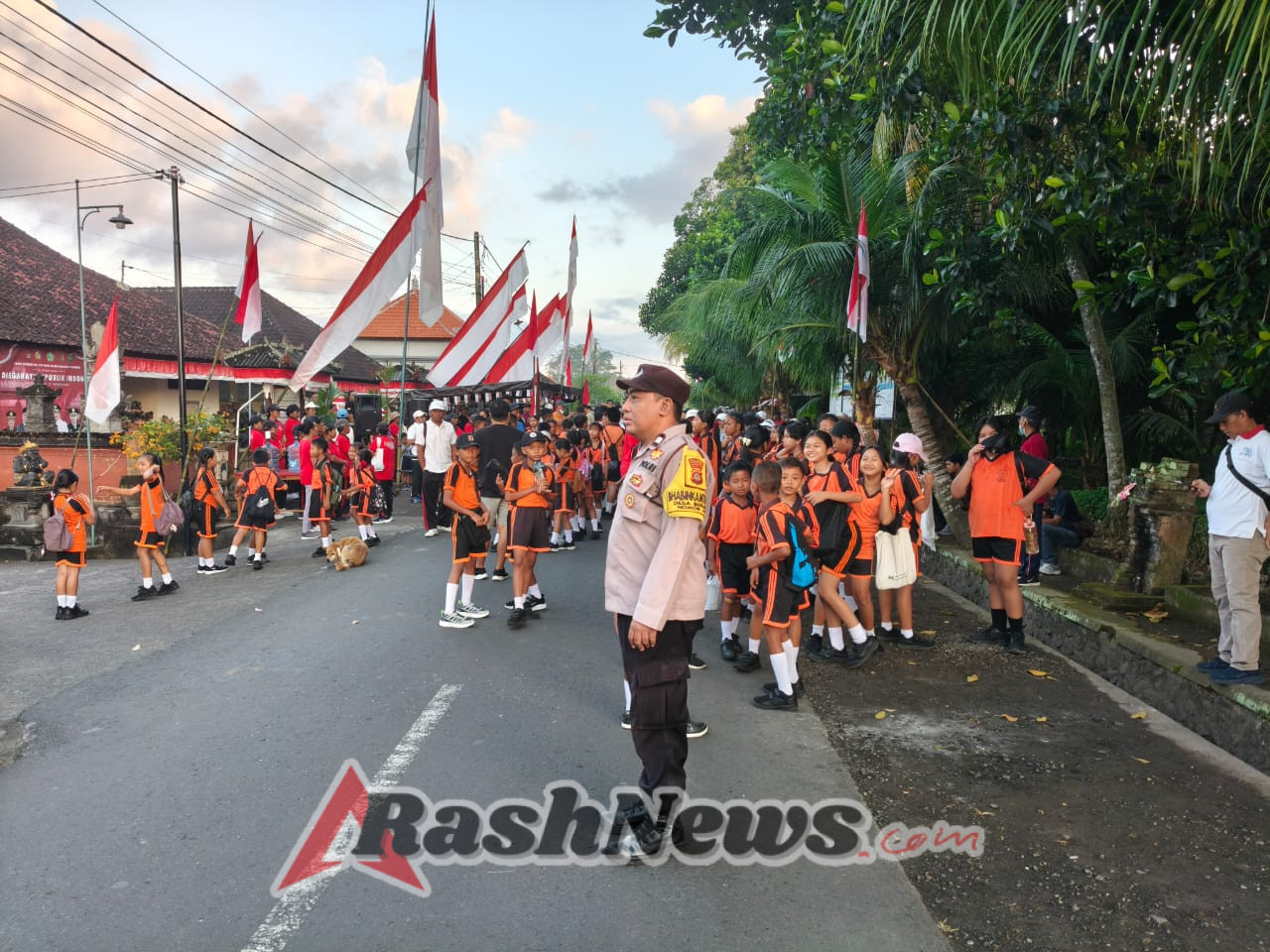 Bhabinkamtibmas Desa Beraban amankan pelaksanaan gerak jalan santai menyambut HUT RI ke-80, Selasa, 12 Agustus 2025