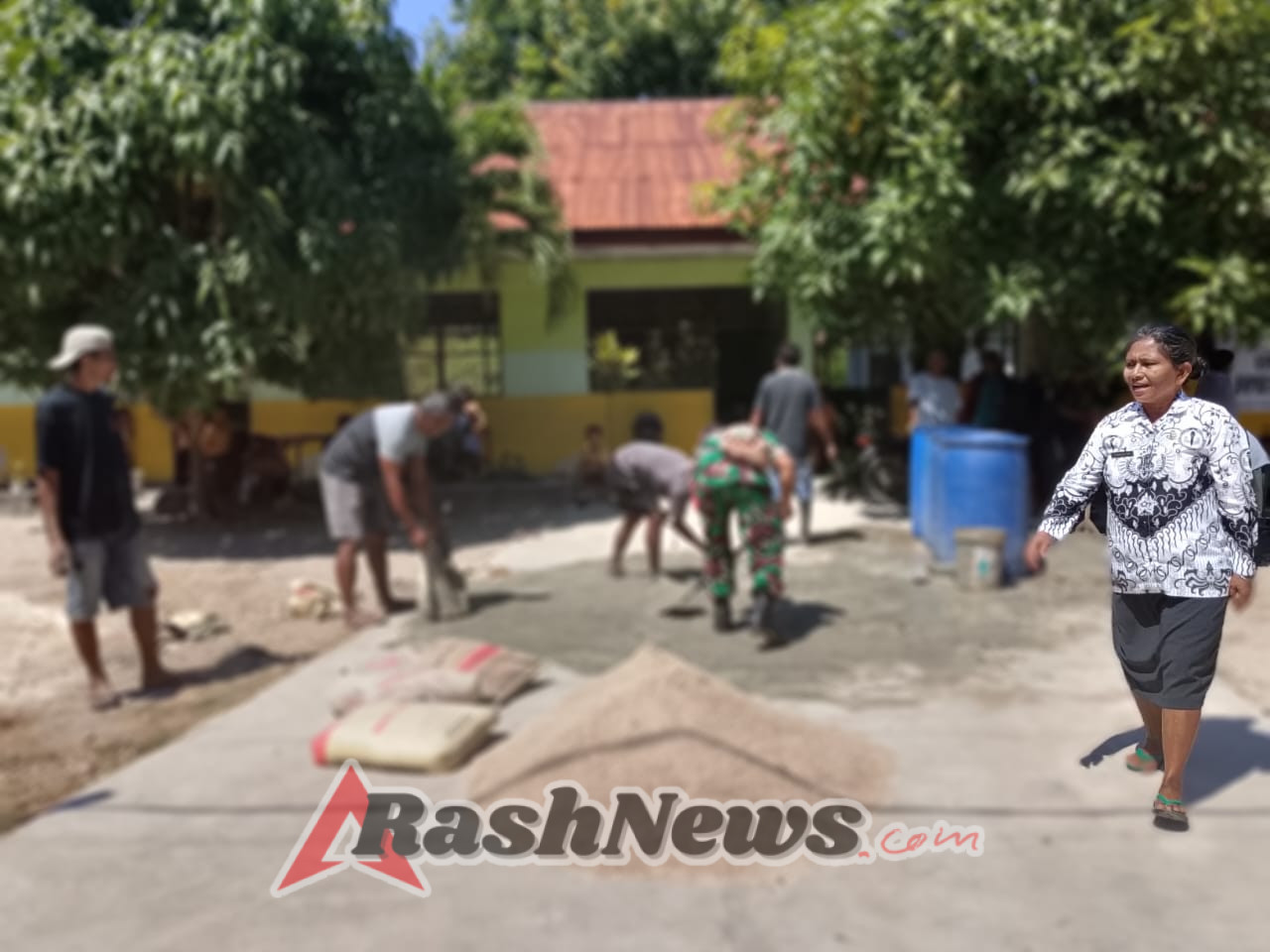 Sinergi Babinsa dan Masyarakat Faifua Perkuat Kepedulian Lingkungan Sekolah