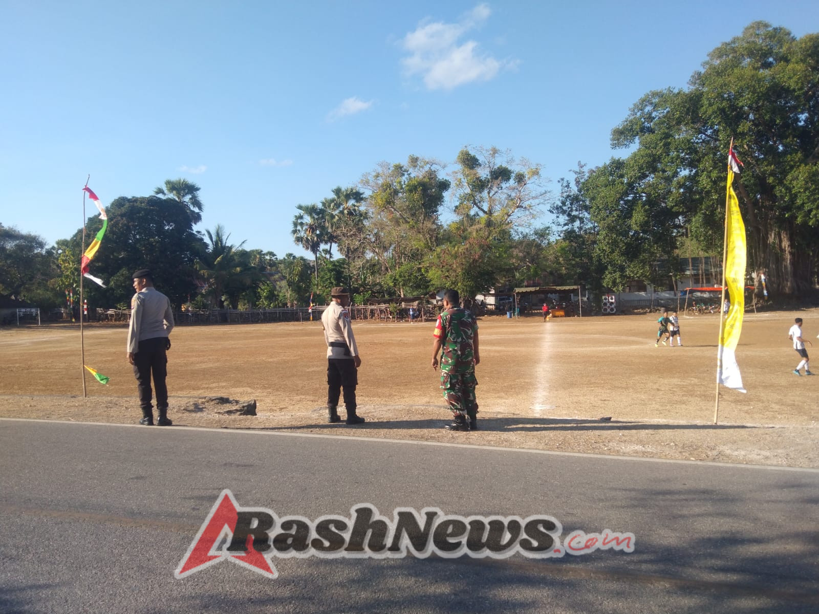 Babinsa dan Polsek Pantai Baru Pastikan Turnamen Sepak Bola Berjalan Aman dan Sportif