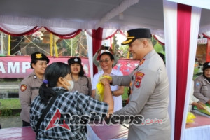 Polres Tabanan Bersama Bulog Salurkan 2 Ton Beras Murah untuk Stabilkan Harga Pangan