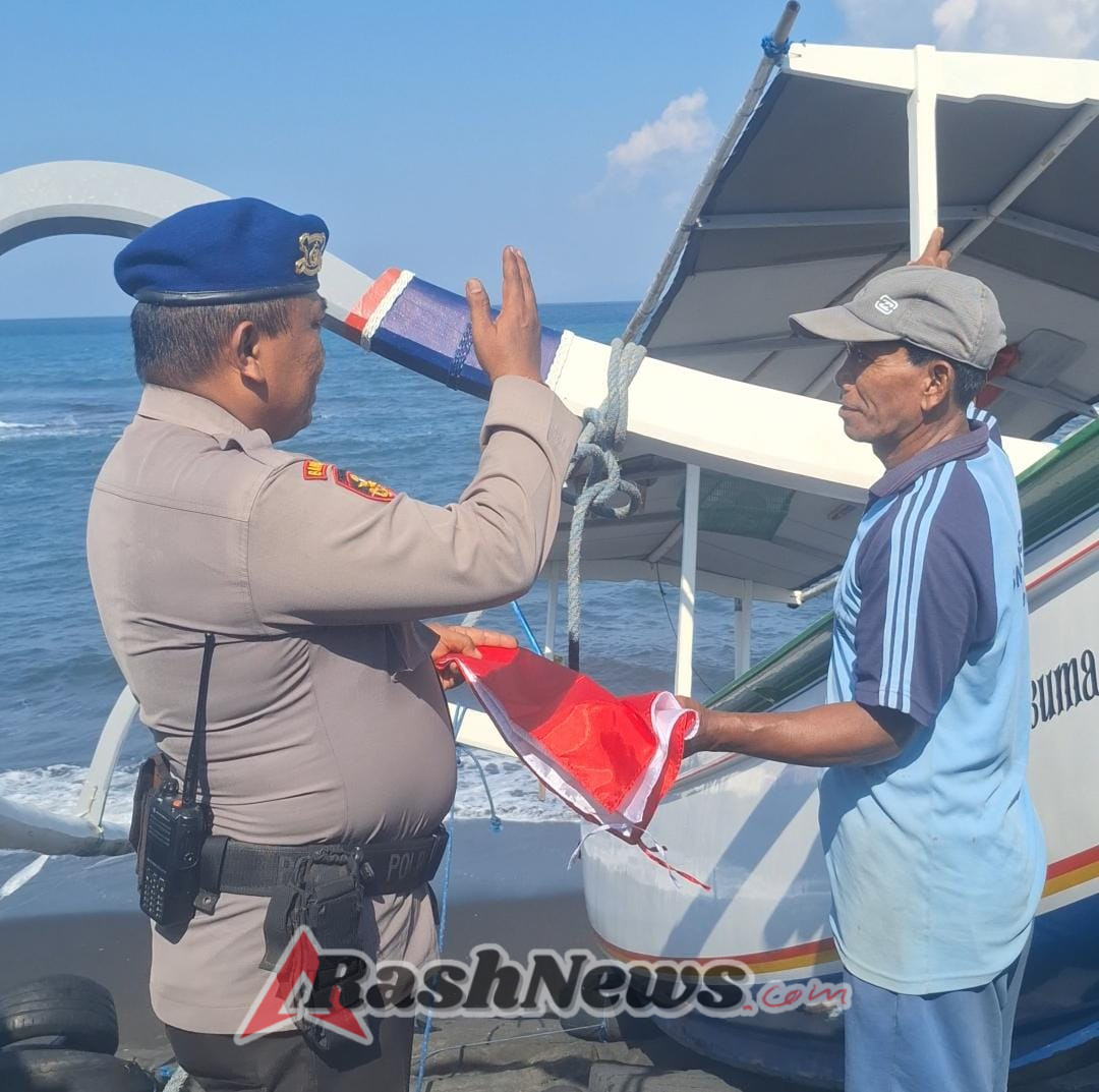 Satpolairud Polres Gianyar Serahkan 10 Bendera Merah Putih kepada Nelayan KUB Bakti Segara di Pesisir Cucukan
