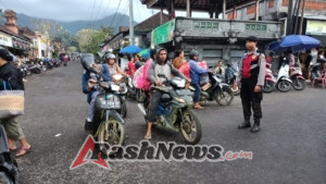 Agar Masyarakat Tertib Dalam Berlalu lintas, Ps. Panit 2 Samapta Polsek Manggis Berikan Pembinaan Kepada Pengendara Yang Tanpa Helm.