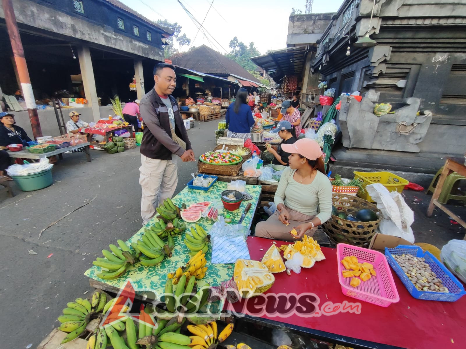 Anggota Unit Intelkam Polsek Manggis, Pantau Perkembangan Harga Kebutuhan Pokok di Pasar Ulakan
