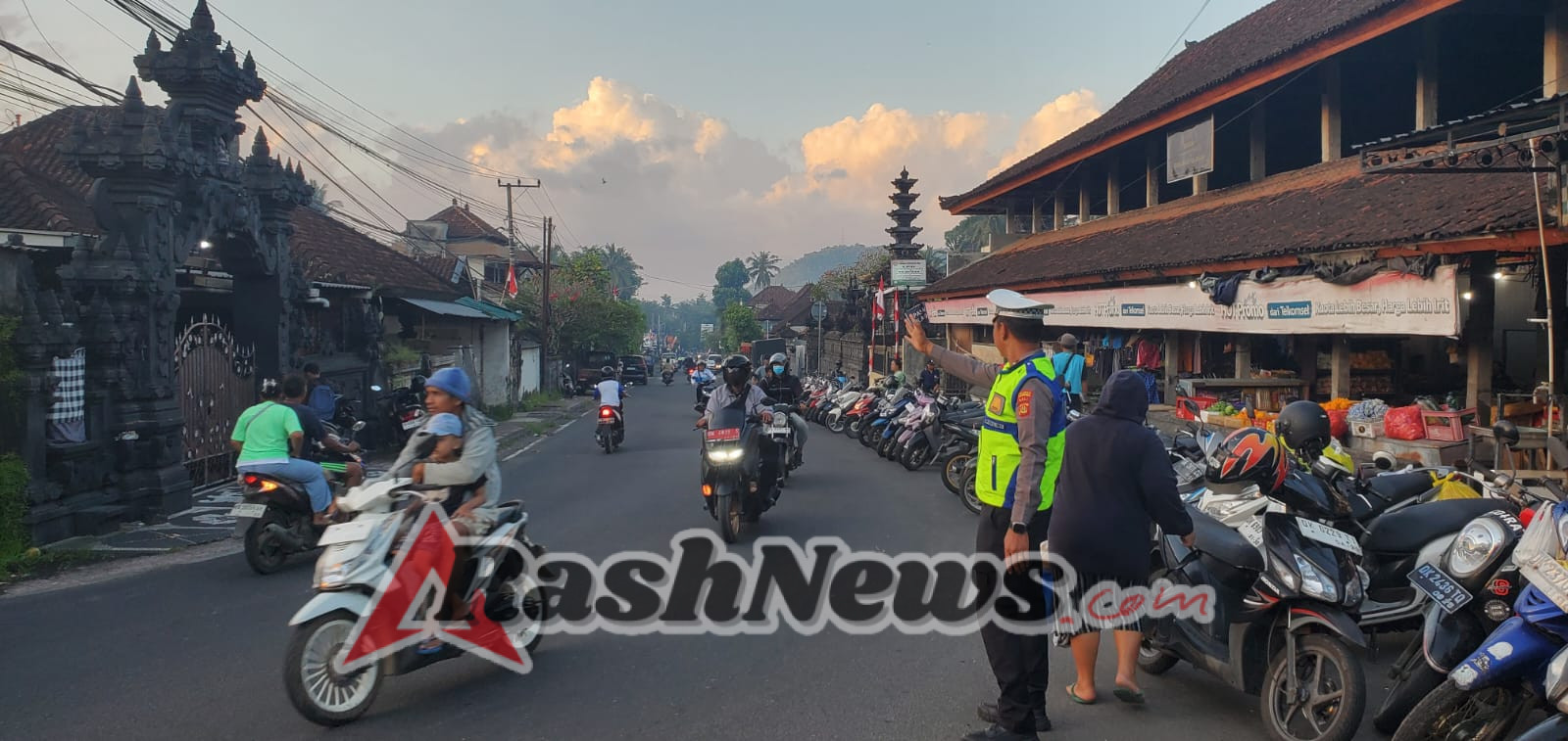 Wujudkan Pelayanan, Personil Unit Lantas Polsek Manggis Melakukan Penjagaan dan Pengaturan Arus Lalu lintas di Depan Pasar Ulakan