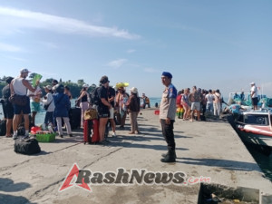Sinergi Pengamanan di Pelabuhan Padangbai, Sat Polairud Polres Karangasem Awasi Aktivitas Penyeberangan Wisatawan Asing