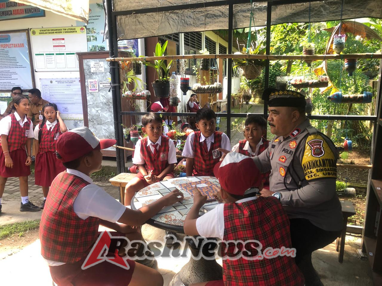 Bhabinkamtibmas Singakerta Melaksanakan Sambang Dan Beri Pembinaan untuk Tanamkan Disiplin Sejak Dini kepada Siswa SDN 3 Singakerta