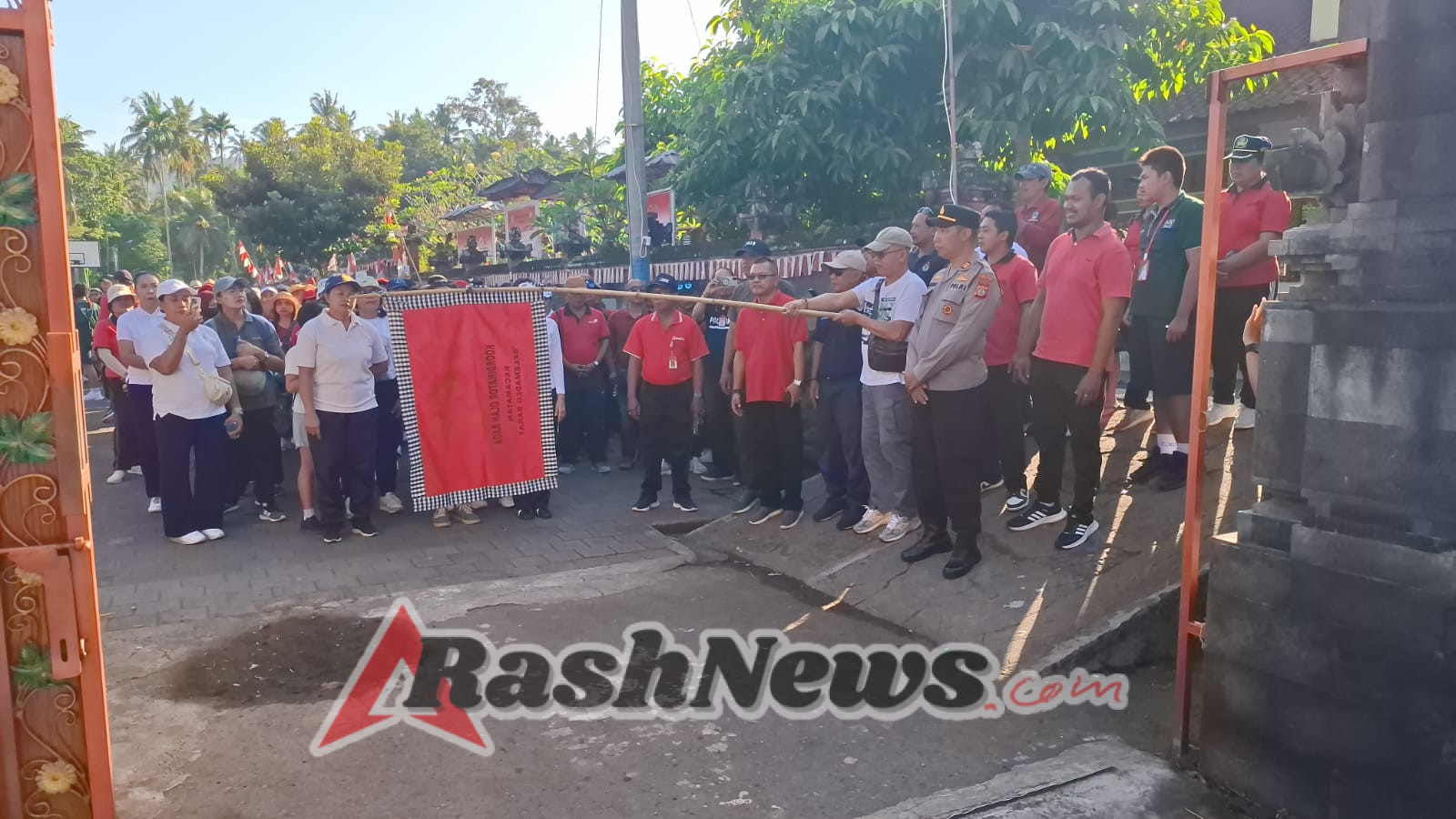 Kapolsek Selemadeg barat Pimpin langsung kegiatan pengamanan pelaksanaan gerak jalan santai menyambut HUT RI ke-80