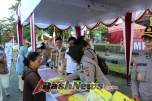 Polwan Polres Tabanan Turun Langsung Salurkan 2 Ton Beras Murah untuk Warga