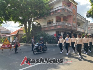 Personel Sat Samapta Polres Karangasem laksanakan pengamanan Gerak Jalan 17 KM peringati HUT Kemerdekaan RI