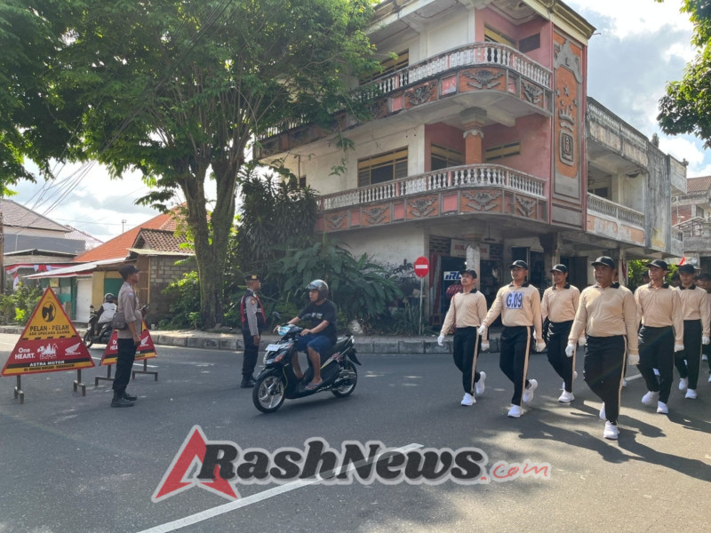 Personel Sat Samapta Polres Karangasem laksanakan pengamanan Gerak Jalan 17 KM peringati HUT Kemerdekaan RI