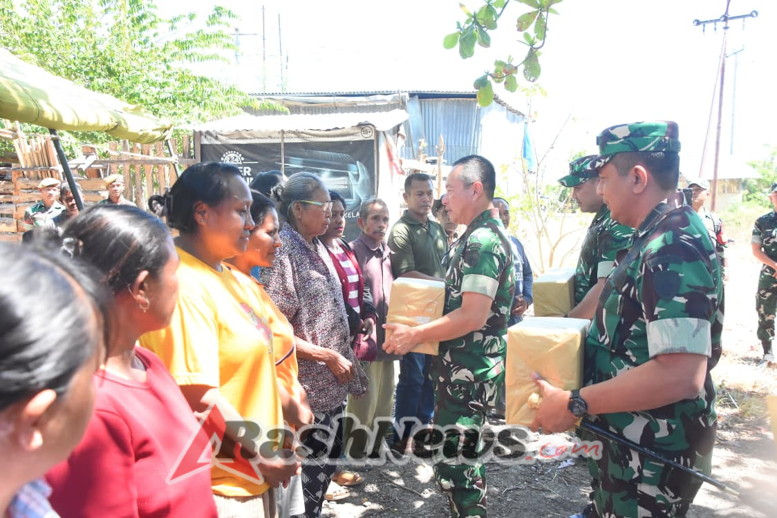 Pangdam IX/Udayana Tinjau Pipanisasi dan Serahkan Sembako untuk Warga Desa Naunu