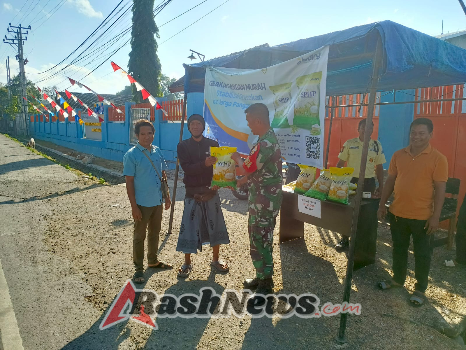 Beras Murah SPHP, Babinsa Hadir untuk Warga