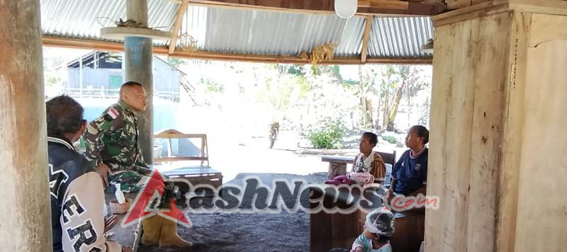 Babinsa Koramil 1618-04/Bisel Laksanakan Komsos Bersama Warga Desa Sainiup